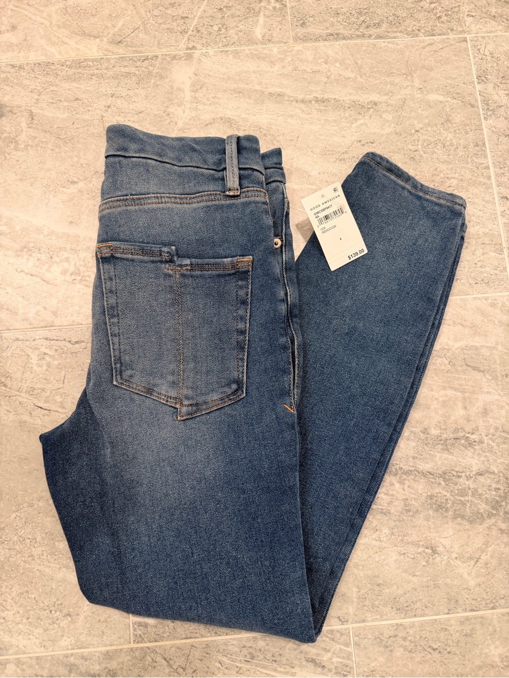 Good American Skinny Jeans in Mid/Dark Blue Denim